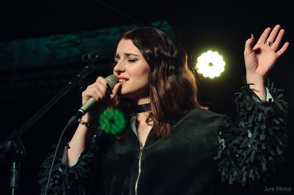 Popoldnevi v parku: Amaya – Maja Keuc