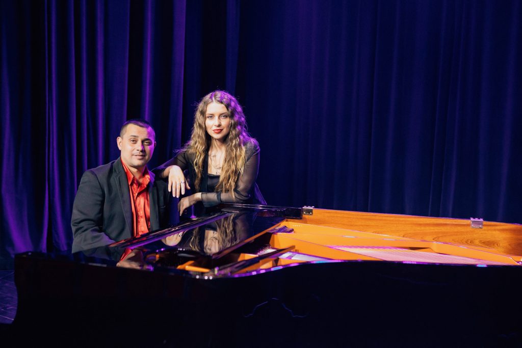 MAJA KEUC – AMAYA IN UROŠ PERIĆ, CHEEK TO CHEEK – ODPADE!