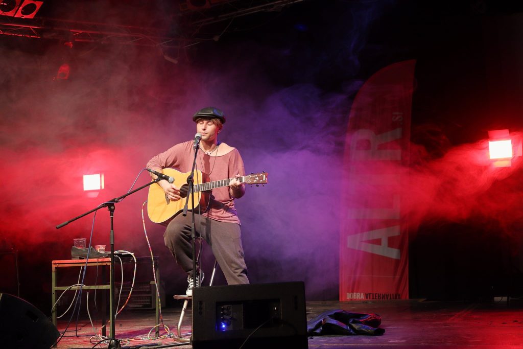 Poletje pri špini – DOMEN DON HOLC