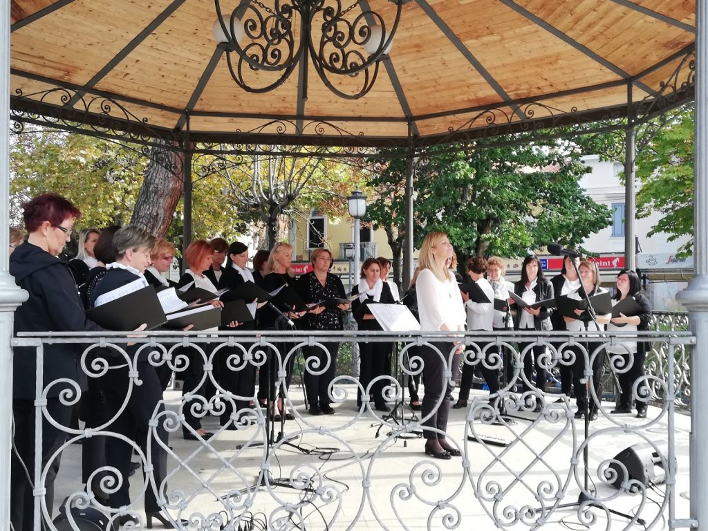 Ženski pevski zbor Mirta se predstavi