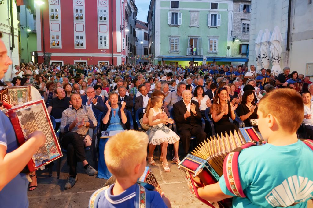 Praznik občine Izola napolnil prizorišče do zadnjega kotička