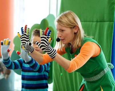 SILNO VLJUDNA PREDSTAVA