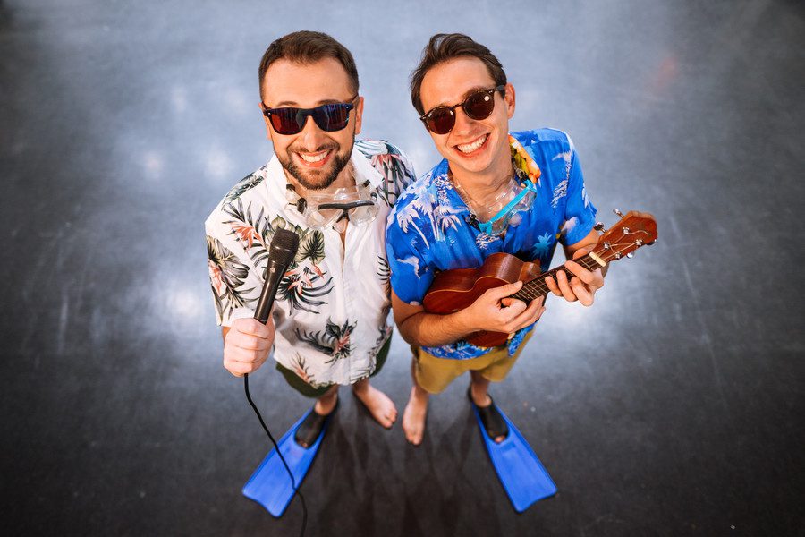 ZBOGOM KORONA, MI GREMO NA DOPUST / Stand-up komedija z akordi