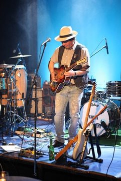 LEDENI OTOK: KOSTA IN KITARZANI