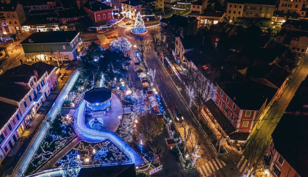 Prižig prazničnih luči in obisk Miklavža – Ledeni otok