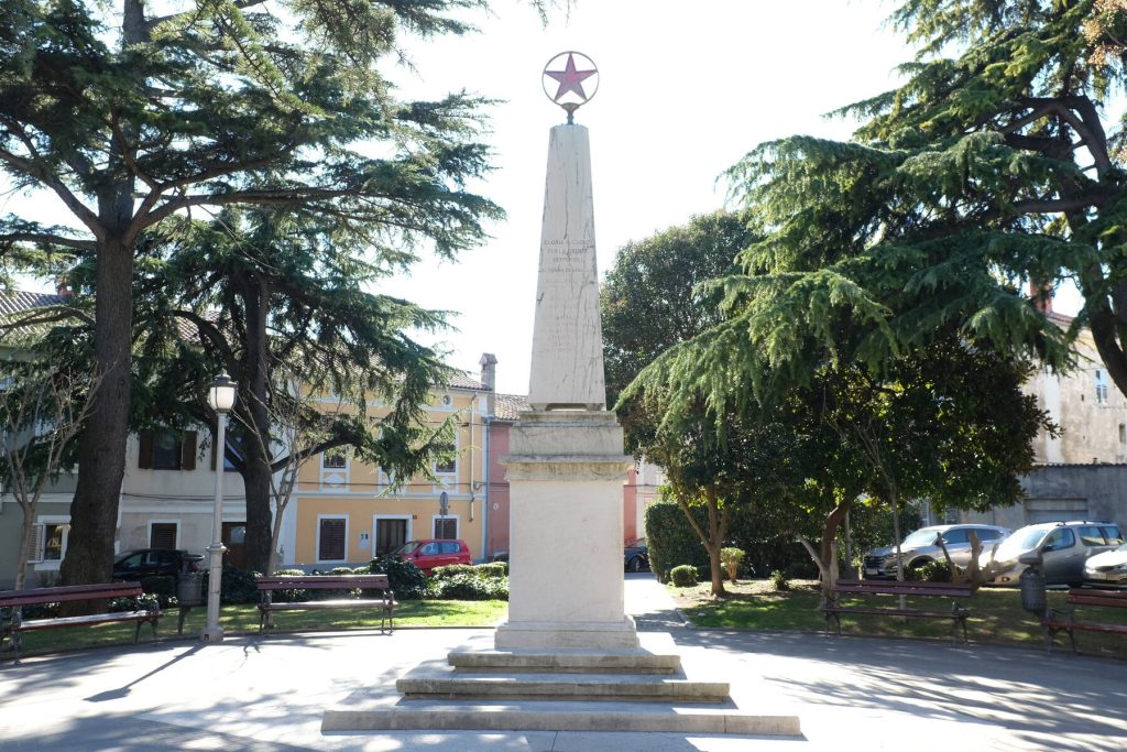 Otvoritev razstave »NOB 1941 – 1945« OB POČASTITVI PRIKLJUČITVE PRIMORSKE K MATIČNI DOMOVINI