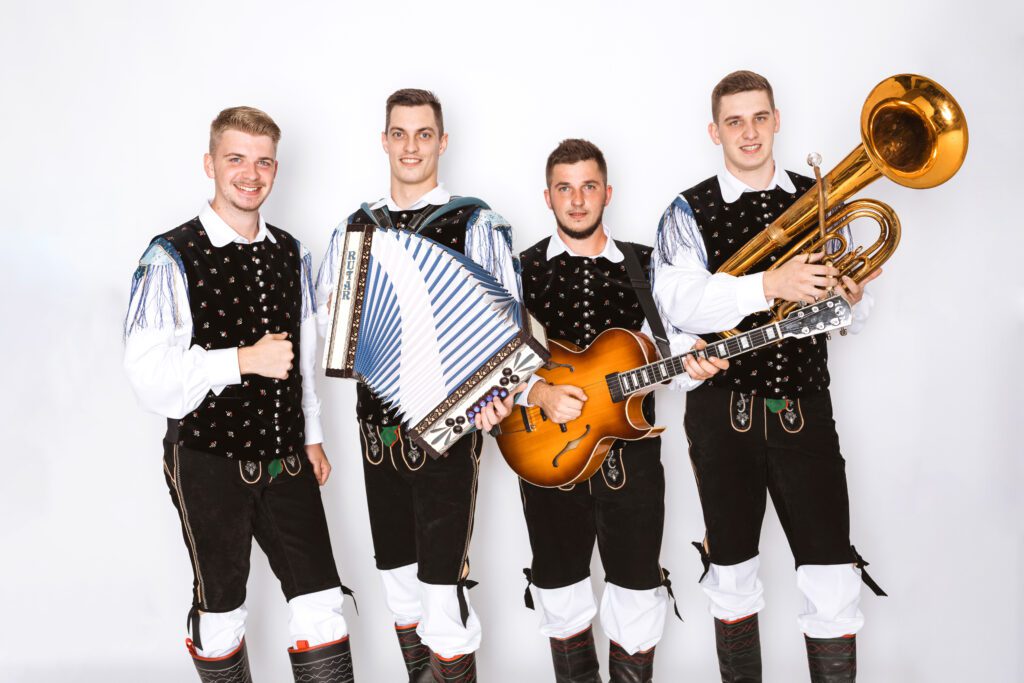 POLETJE V IZOLI: ANSAMBEL UPANJE