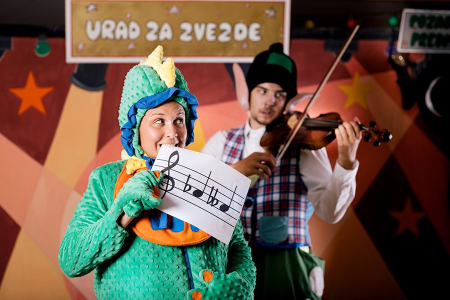 POLETJE V PARKU: DINO IN ČAROBNI TONI