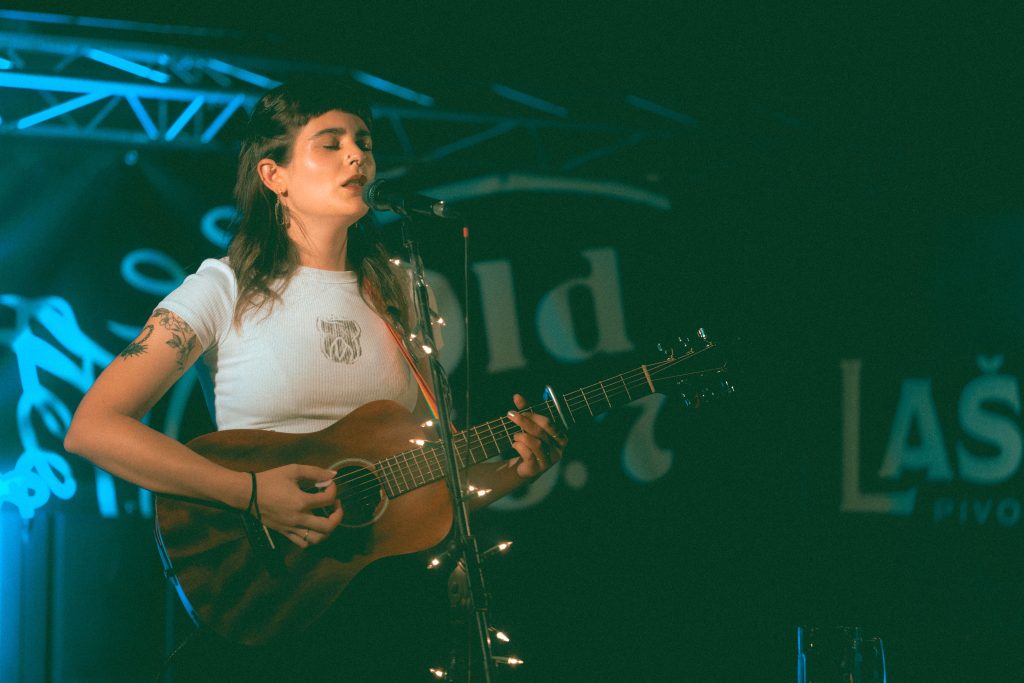 POLETJE V PARKU: ZINA