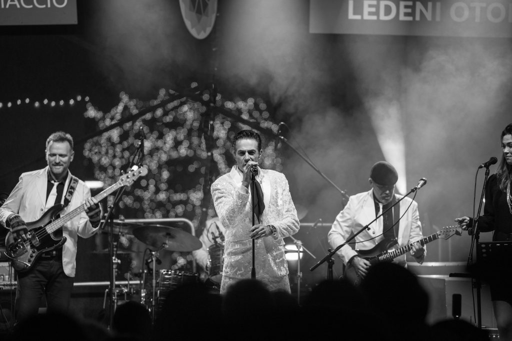 POLETJE V PARKU: Flaming Stars Band