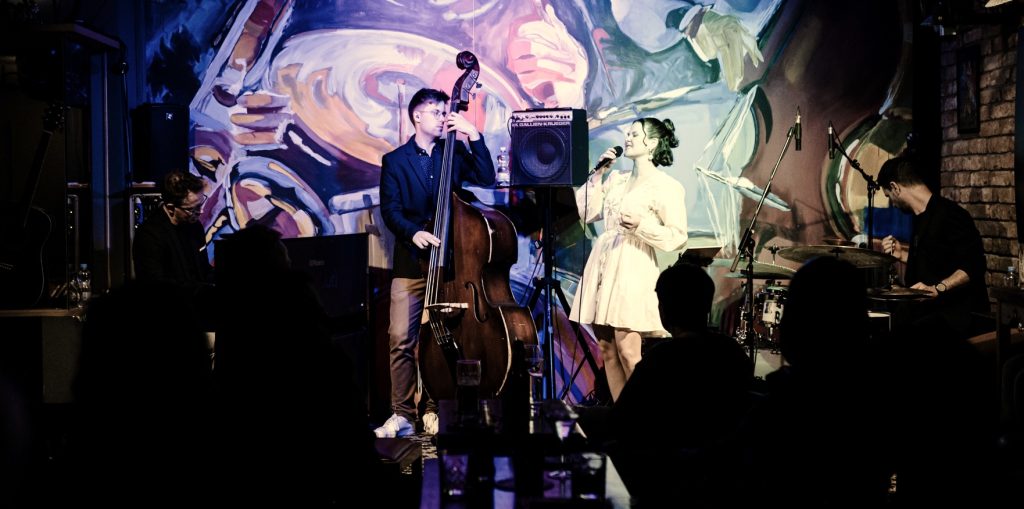 Koncert: Četrtkovi večeri pri špini – Tomi Purich Balkan Jazz Group