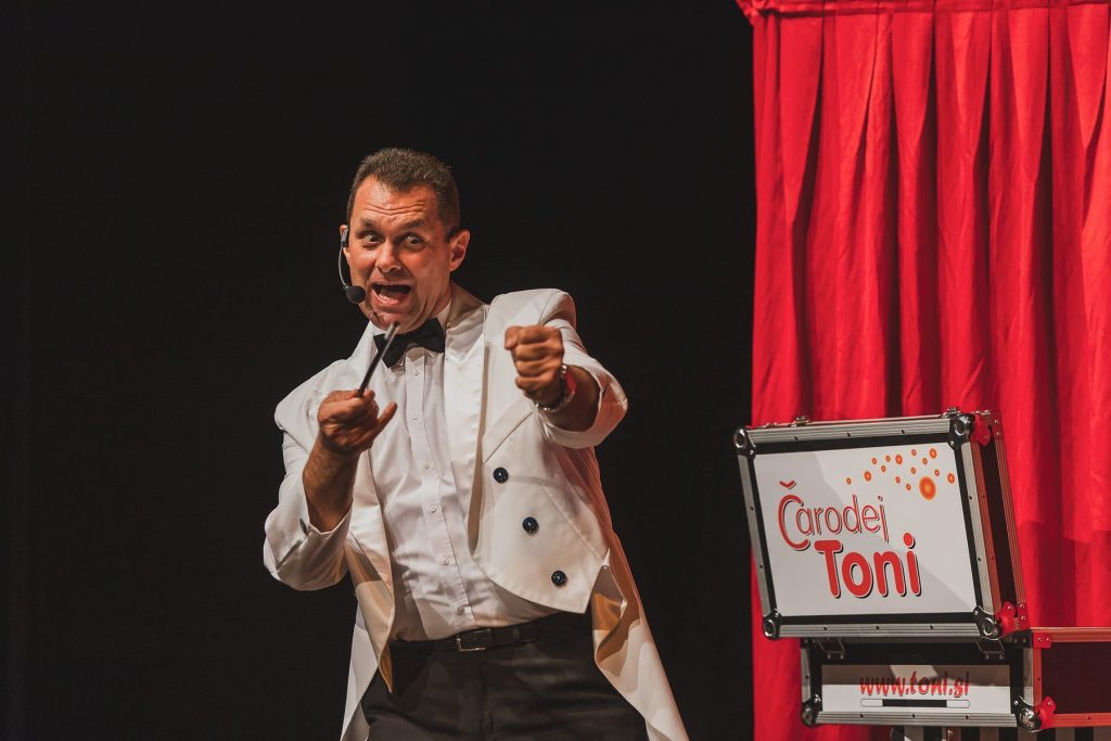 ČARODEJ TONI – ČARODEJ, KI OČARA OTROČKE, MAMICE IN OČKE